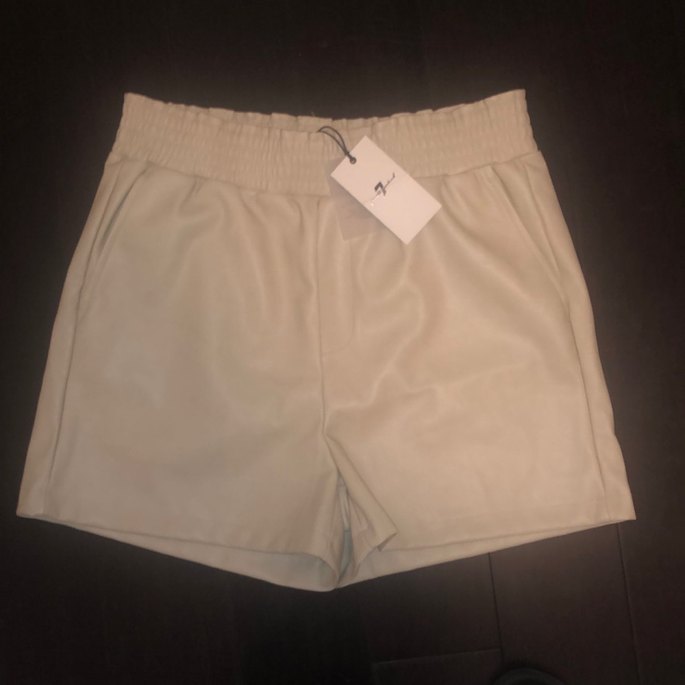 $159 NWT 7 for all mankind Leather shorts with pocket size large